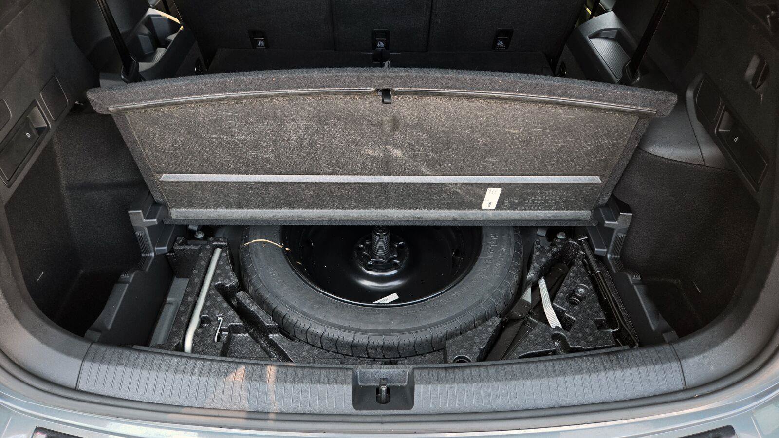 Certified 2024 Volkswagen Tiguan SE R-Line FWD image 64