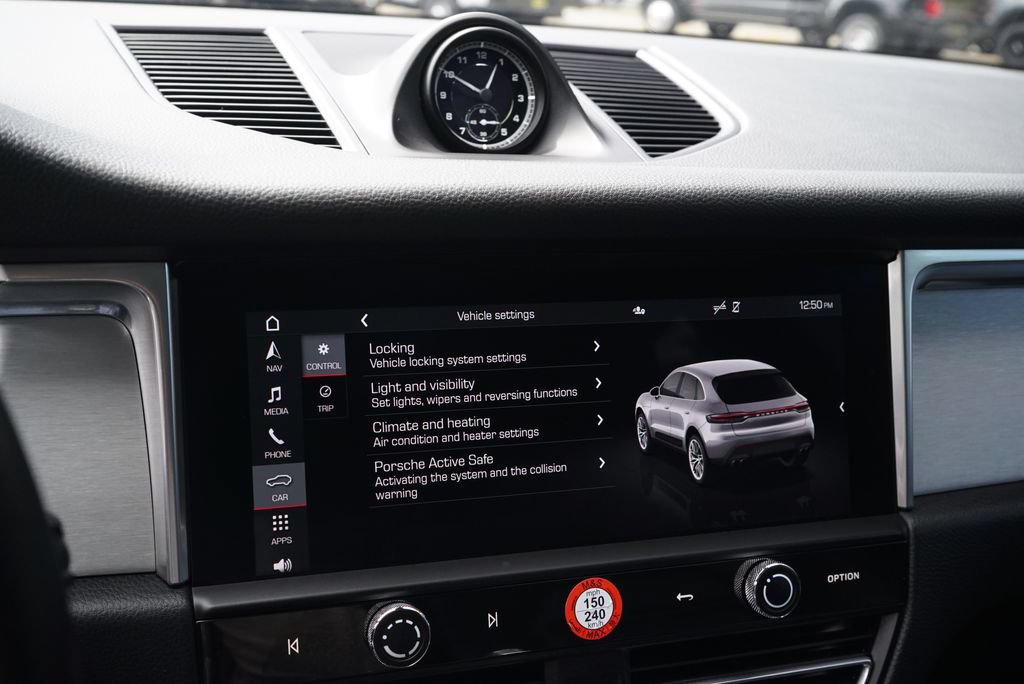 Used 2024 Porsche Macan AWD/4WD image 18