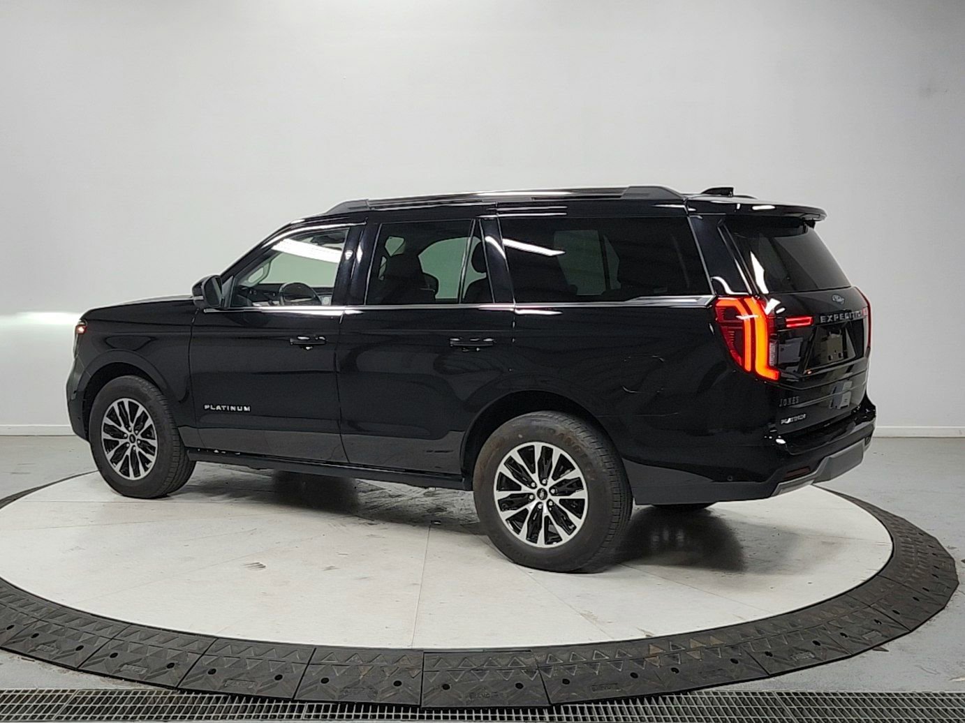 Used 2025 Ford Expedition Platinum image 5