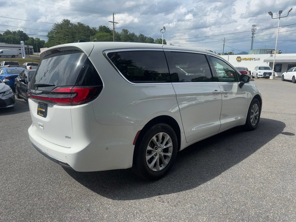 Used 2025 Chrysler Pacifica Select AWD/4WD image 6