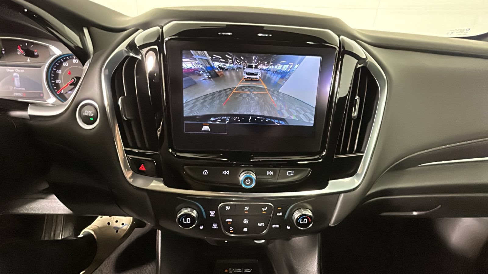 Used 2023 Chevrolet Traverse LT FWD image 27