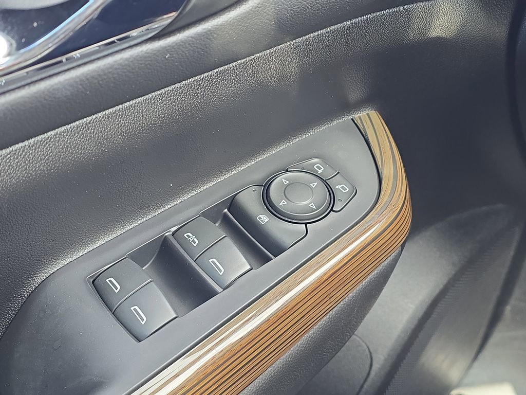 Used 2023 GMC Acadia SLE image 16