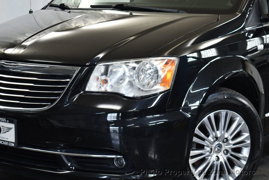 Used 2014 Chrysler Town & Country Touring-L image 3