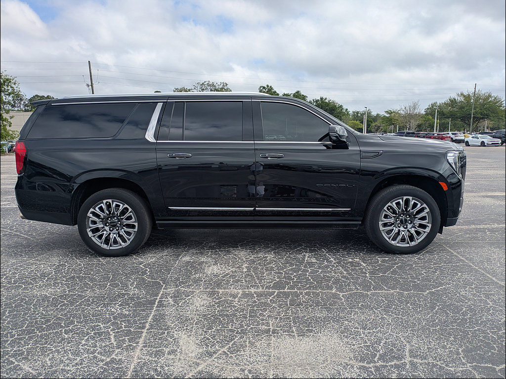 Used 2024 GMC Yukon XL Denali Ultimate AWD/4WD image 3