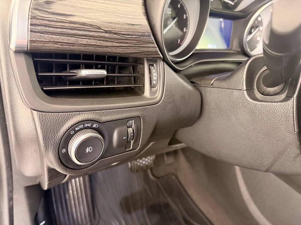 Used 2017 Buick Envision Essence FWD image 28