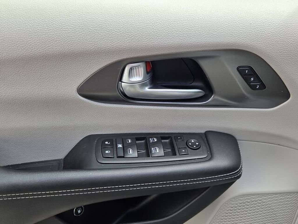 Used 2024 Chrysler Pacifica Limited FWD image 10