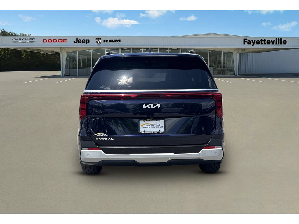 Used 2025 Kia Carnival EX FWD image 4