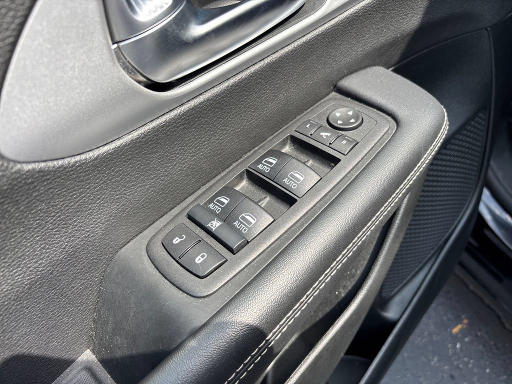 Used 2025 Chrysler Pacifica Limited FWD image 19