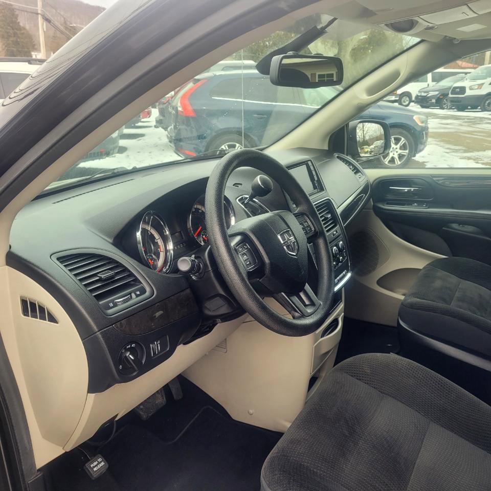 Used 2019 Dodge Grand Caravan SE w/ UConnect Hands-Free Group image 13