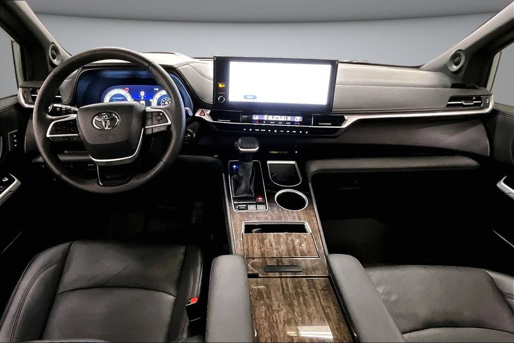 Used 2025 Toyota Sienna Platinum AWD/4WD image 7