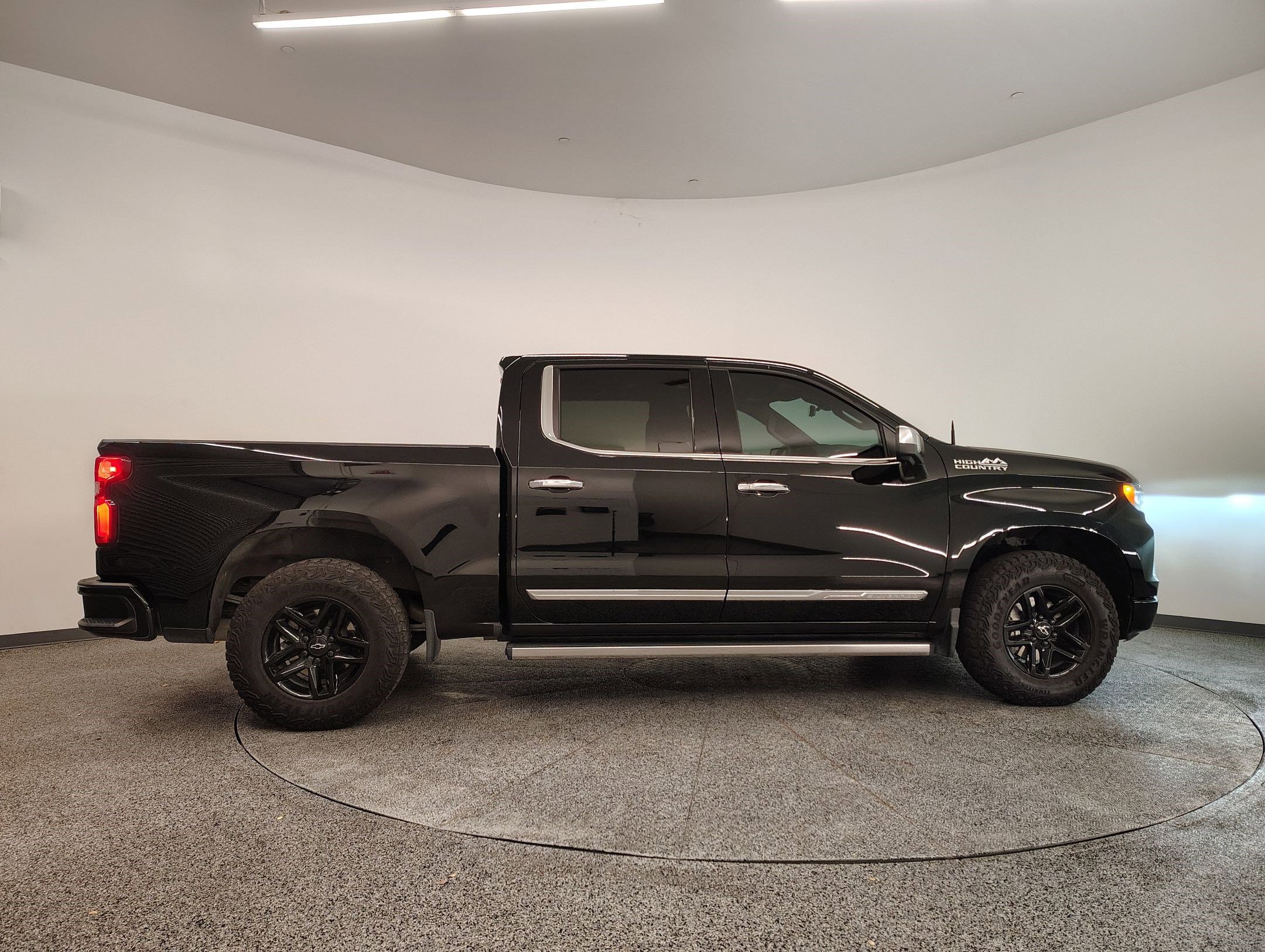 Used 2023 Chevrolet Silverado 1500 High Country w/ High Country Premium Package image 7