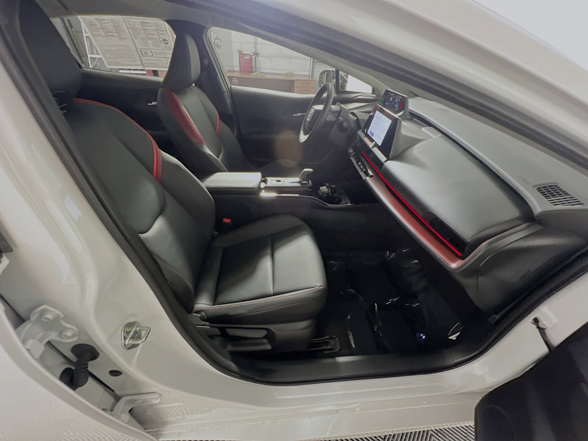 Used 2025 Toyota Prius Plug-In Hybrid FWD image 31