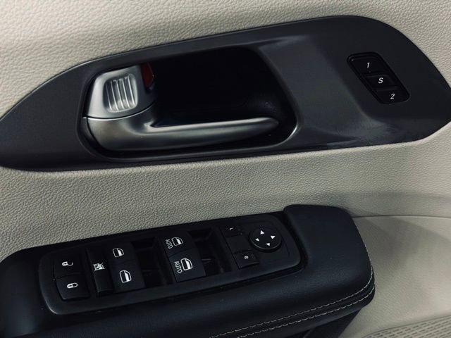 Certified 2024 Chrysler Pacifica Touring-L image 14