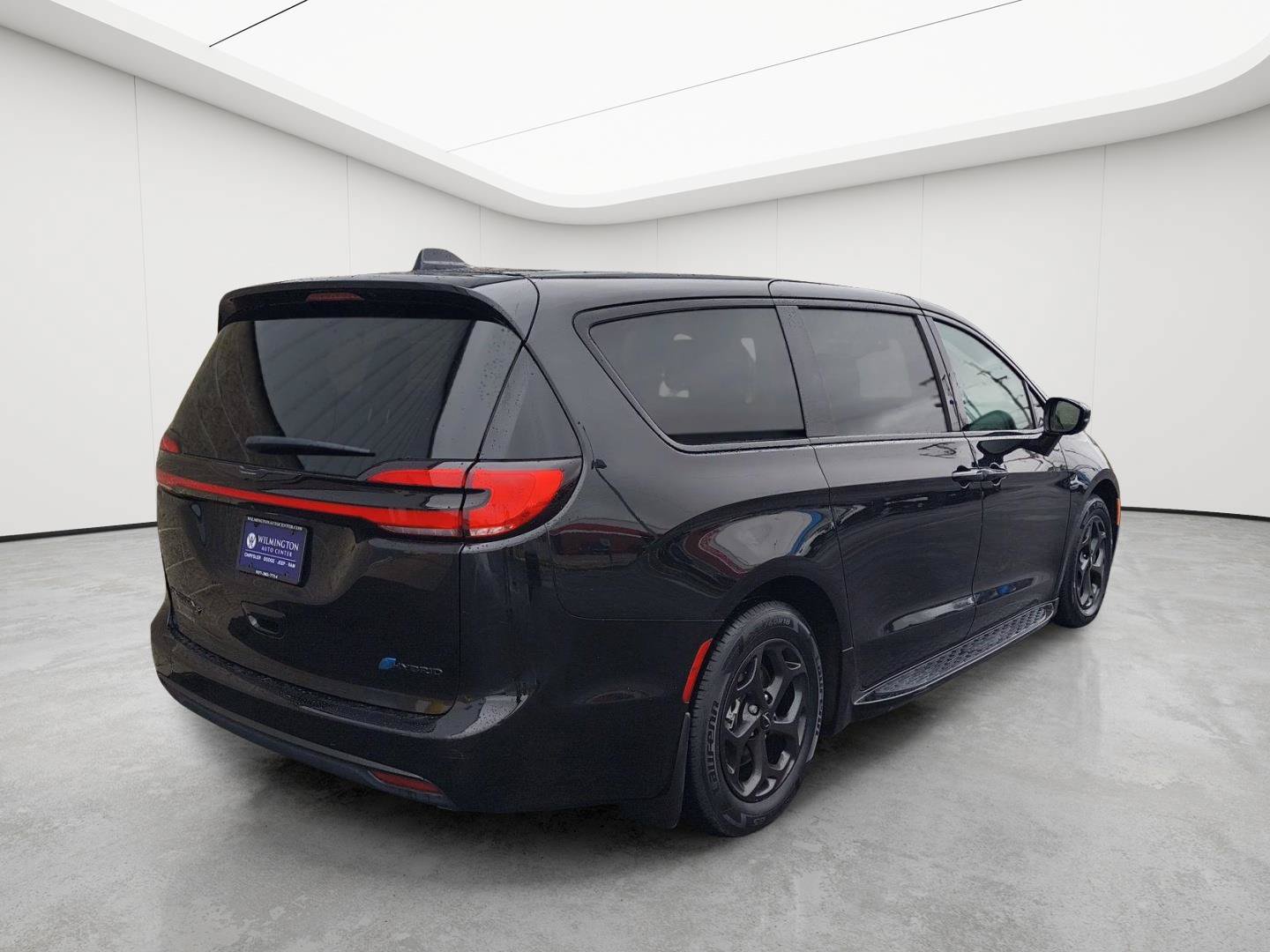 Used 2022 Chrysler Pacifica Touring-L w/ S Appearance Package FWD image 2