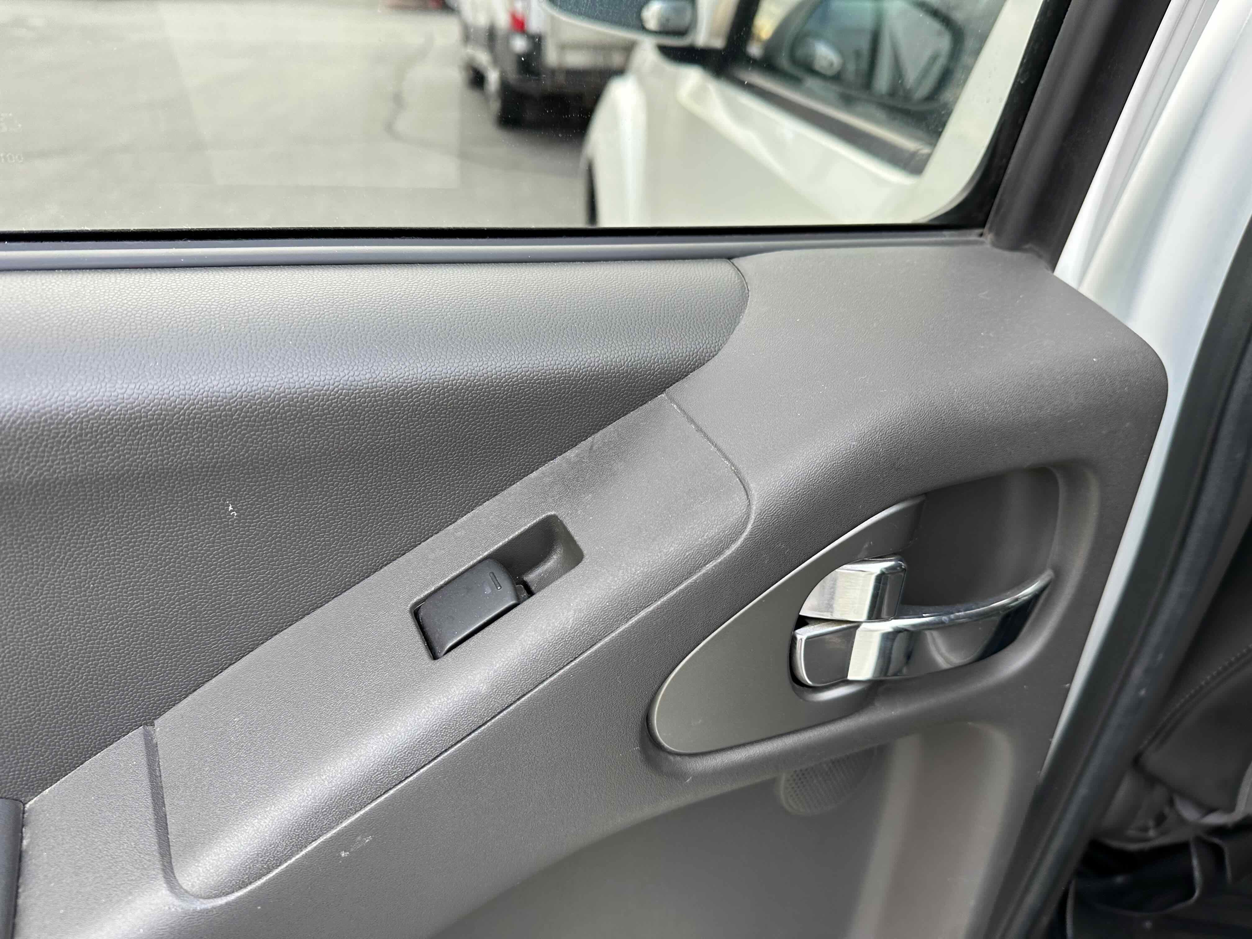 Used 2020 Nissan Frontier PRO-4X w/ Pro-4x Utility Package image 19