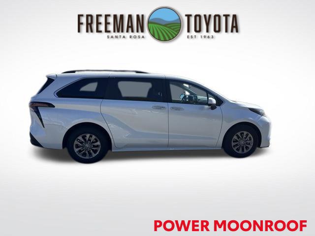 Used 2023 Toyota Sienna XLE FWD image 4