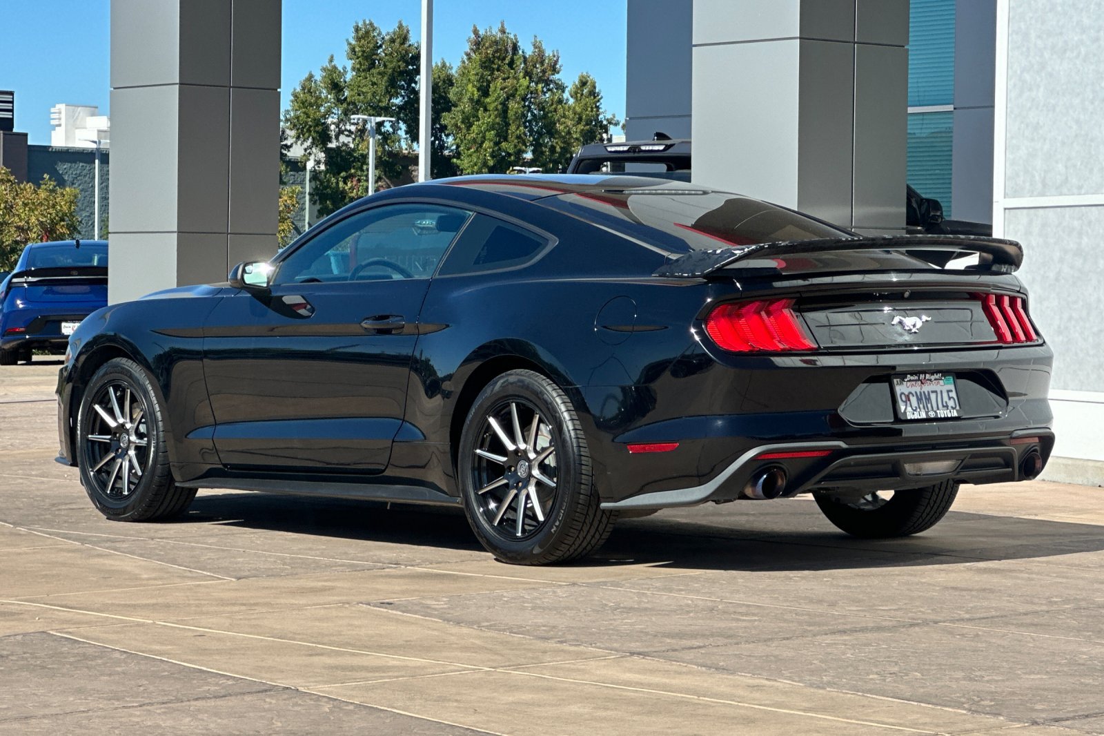 Used 2018 Ford Mustang Coupe RWD image 6