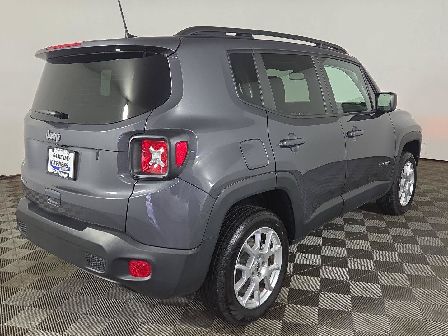 Used 2023 Jeep Renegade Latitude w/ Premium Group AWD/4WD image 3