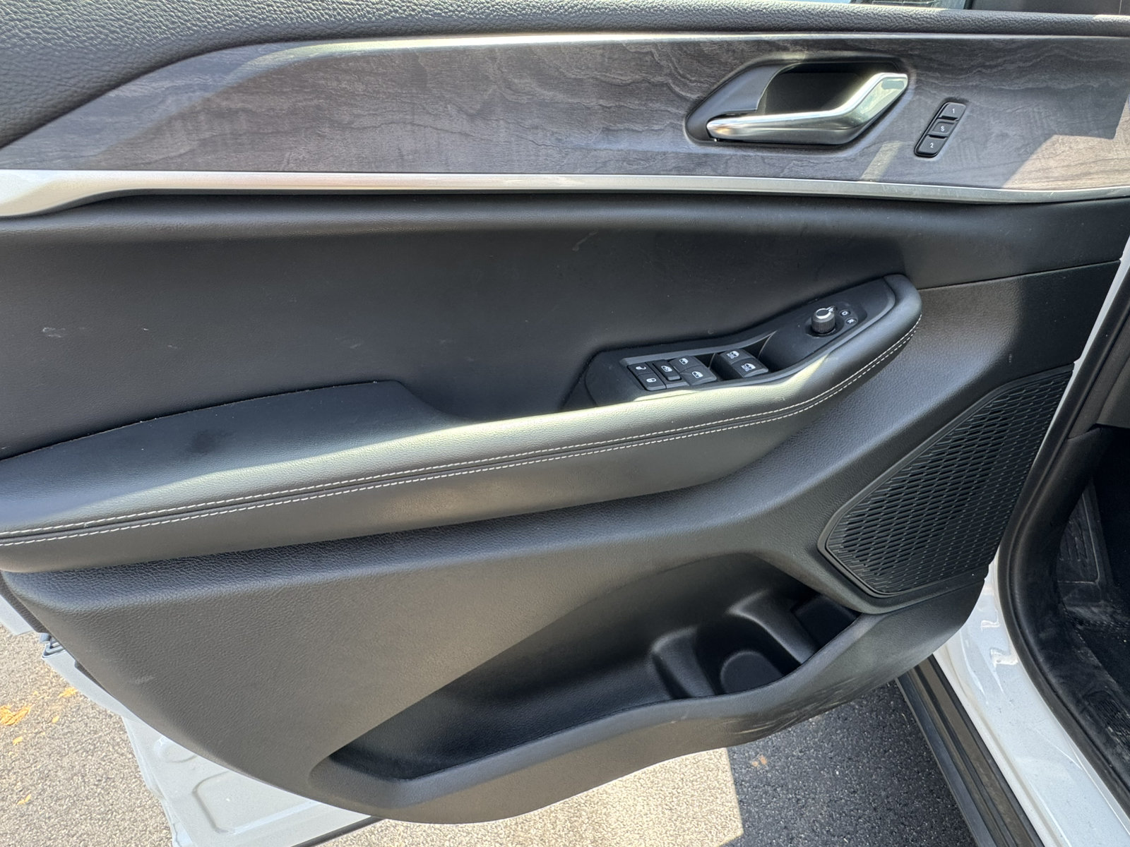 Used 2024 Jeep Grand Cherokee L Limited RWD image 11