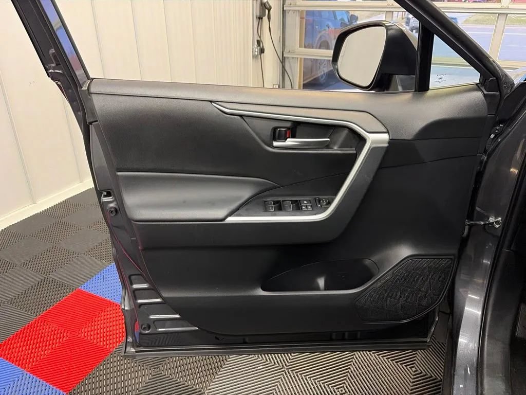 Used 2025 Toyota RAV4 XLE AWD/4WD image 10