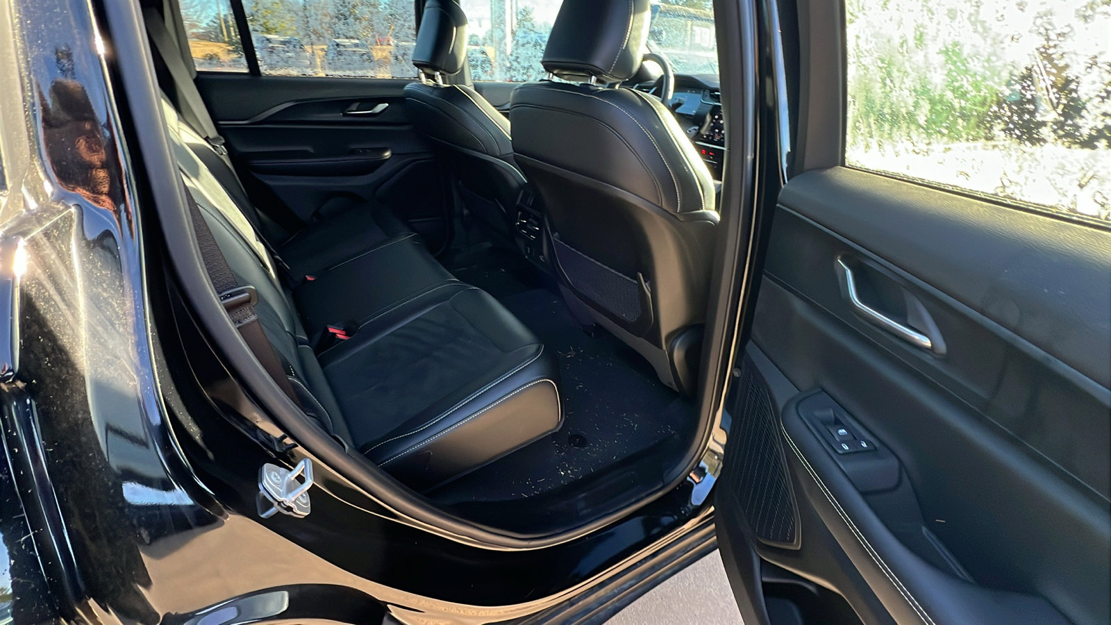 Used 2025 Jeep Grand Cherokee Altitude image 23