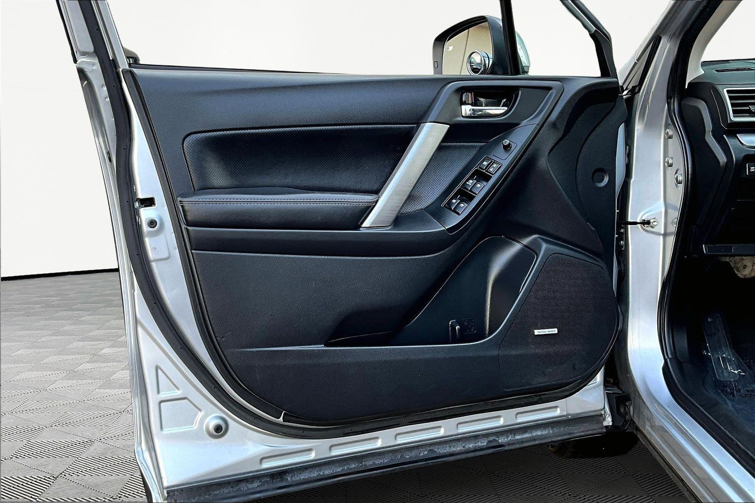 Used 2016 Subaru Forester 2.5i Touring w/ Eyesight & Navigation System image 18