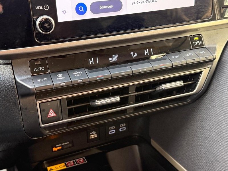 Used 2025 Toyota Camry LE image 28