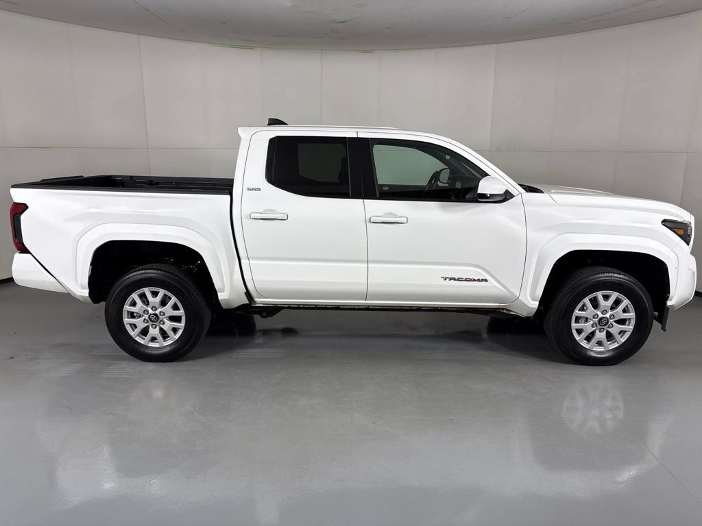 Used 2025 Toyota Tacoma SR5 AWD/4WD image 9