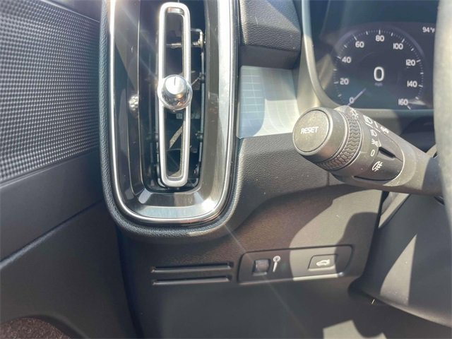 Used 2020 Volvo XC40 T5 Momentum w/ Protection Package Premier image 21