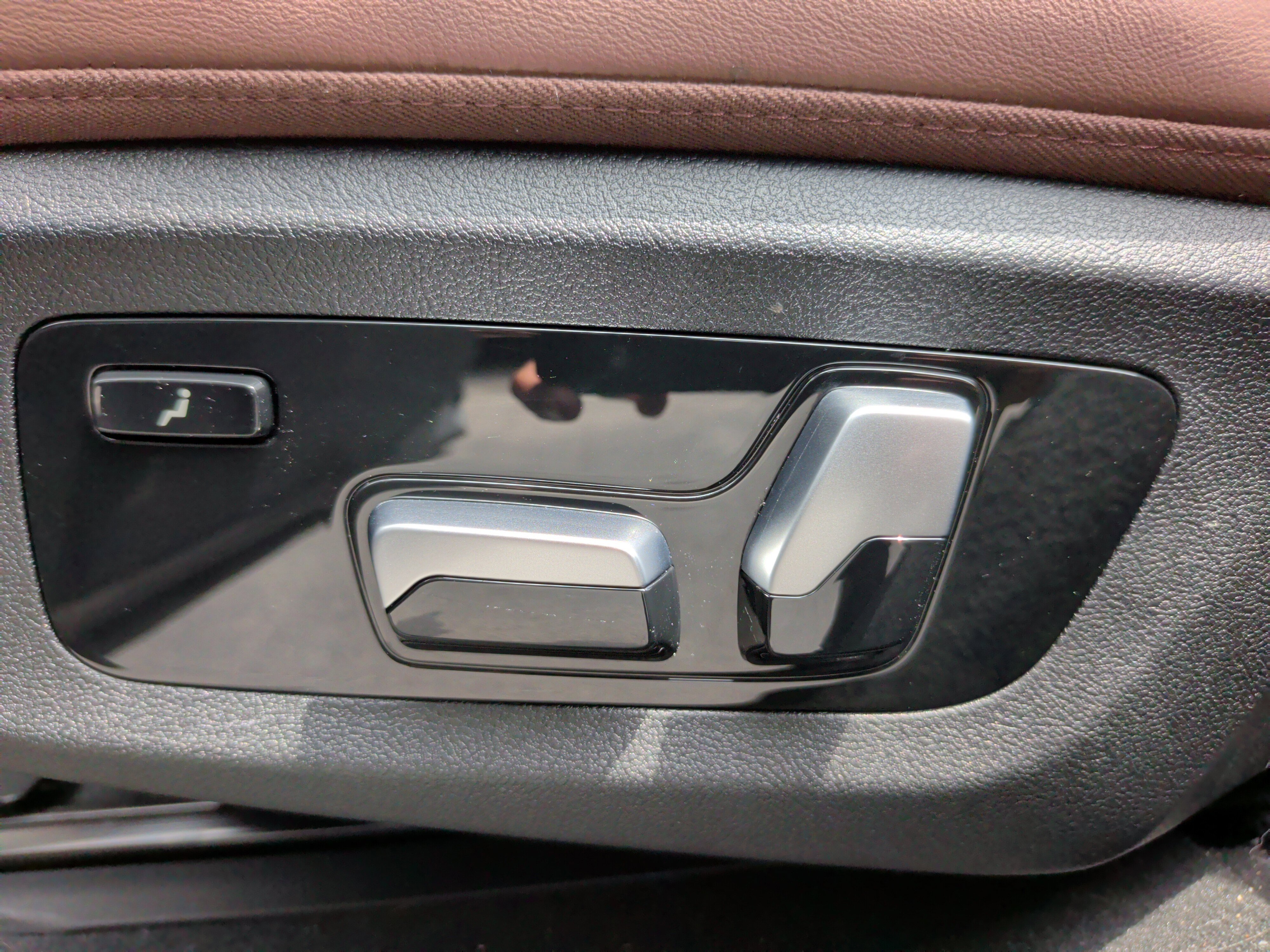 Certified 2024 BMW X7 xDrive40i w/ Executive Package image 36