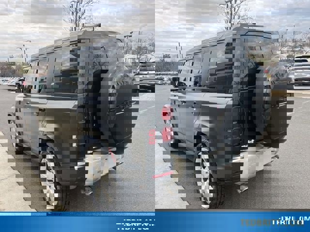 Used 2024 Land Rover Defender 110 SE image 6