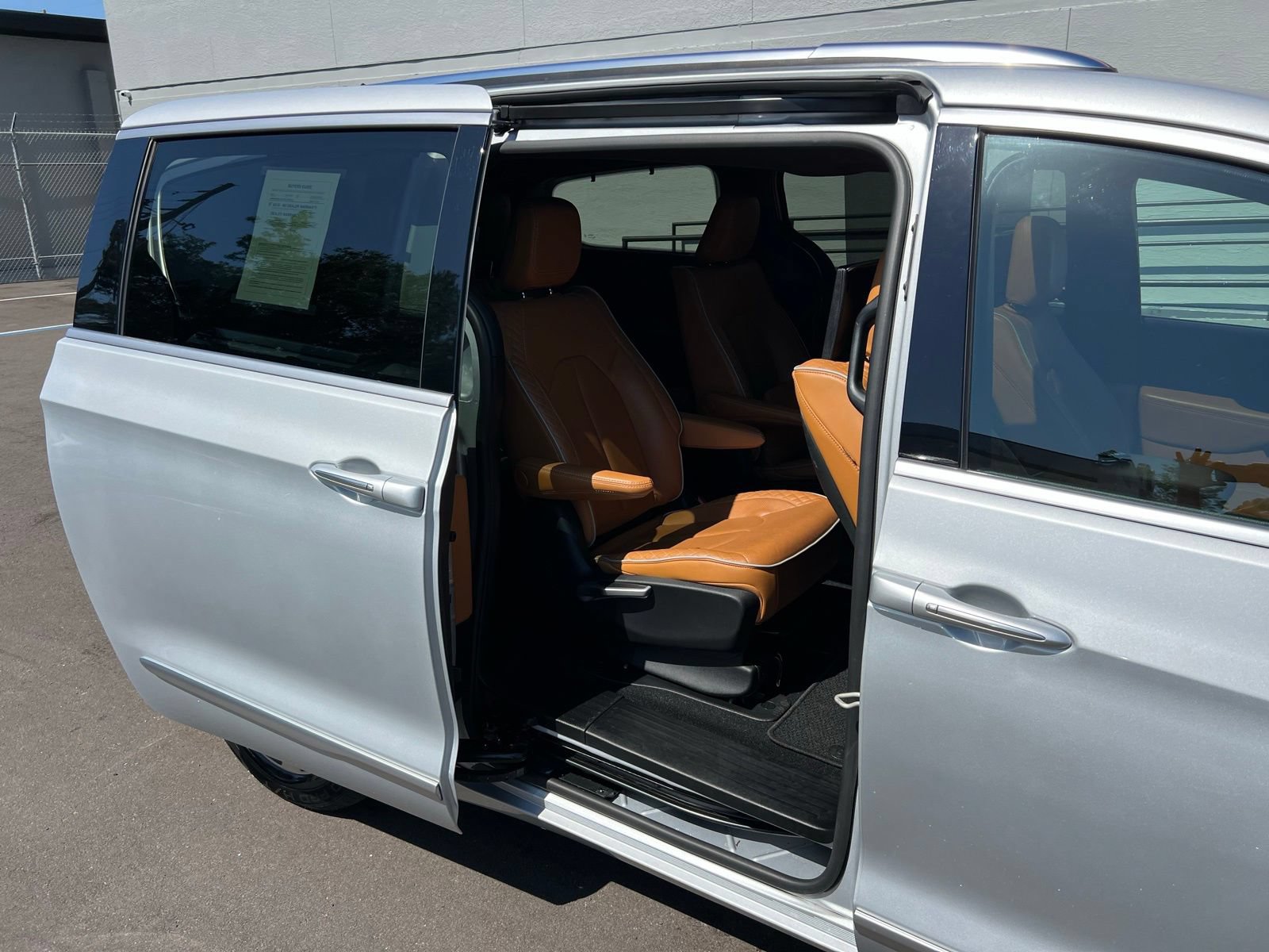 Used 2023 Chrysler Pacifica Pinnacle FWD image 70
