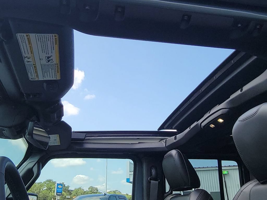 Used 2025 Jeep Wrangler Unlimited Rubicon AWD/4WD image 19