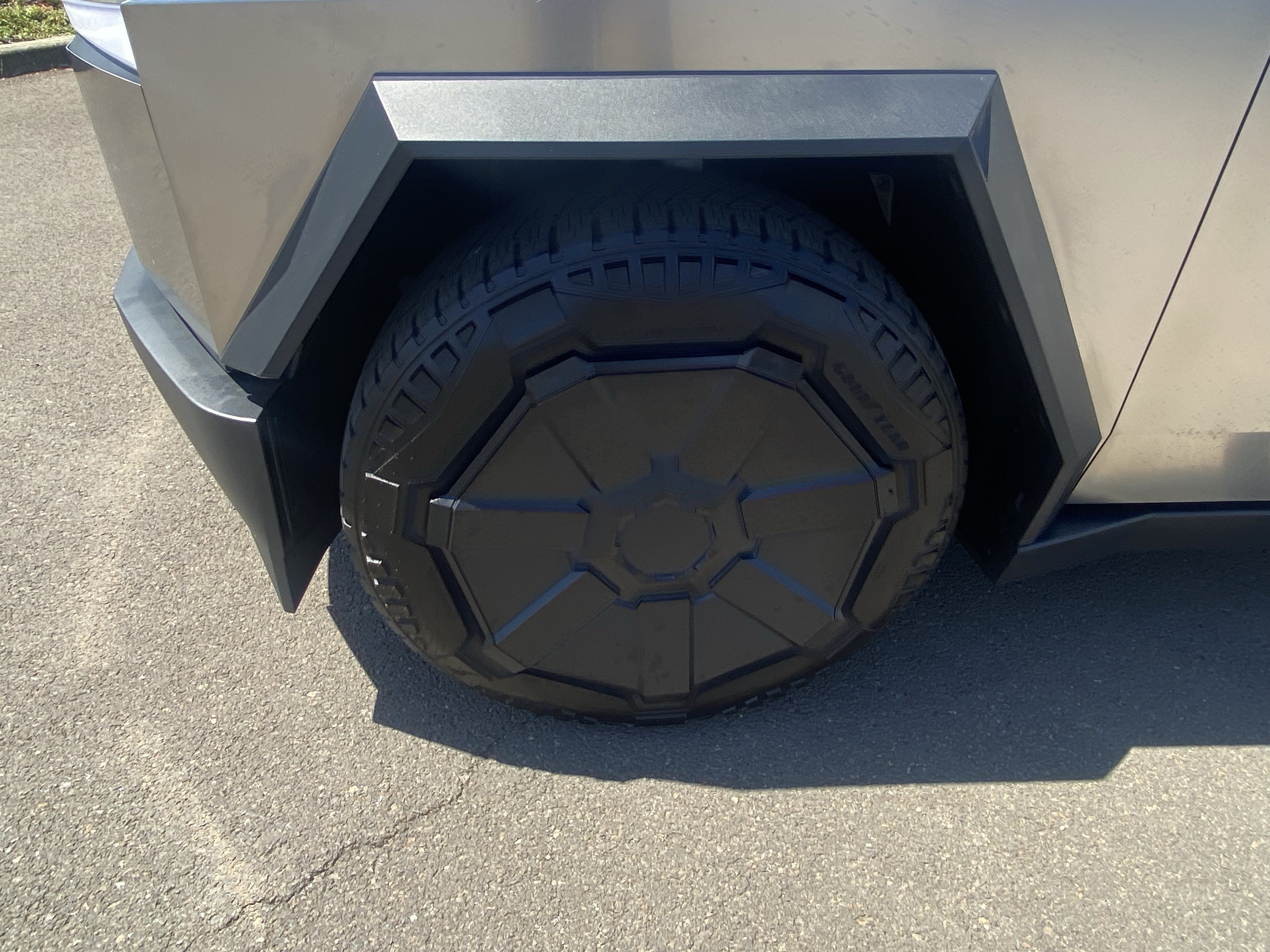 Used 2024 Tesla Cybertruck AWD Crew Cab image 9