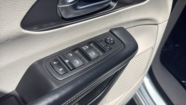 Used 2023 Chrysler Pacifica Touring-L FWD image 17
