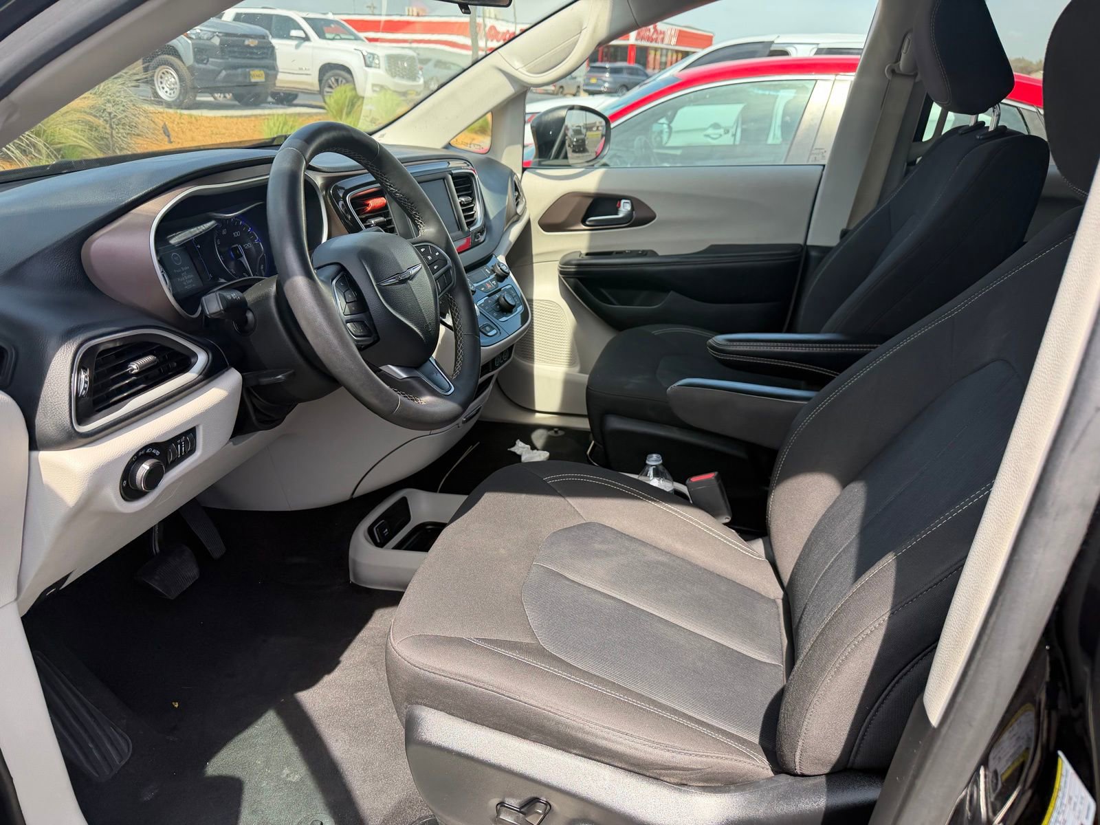 Used 2022 Chrysler Voyager LX image 5