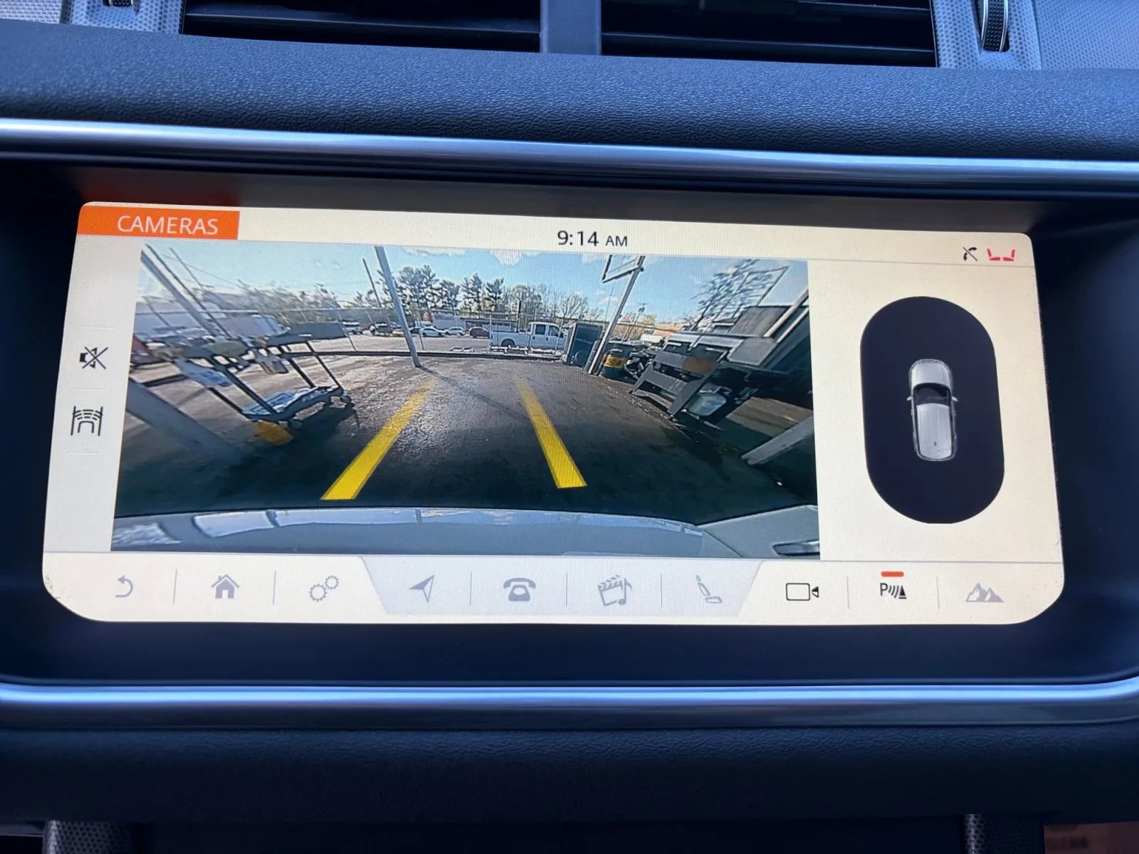 Used 2019 Land Rover Range Rover Evoque SE Premium image 32