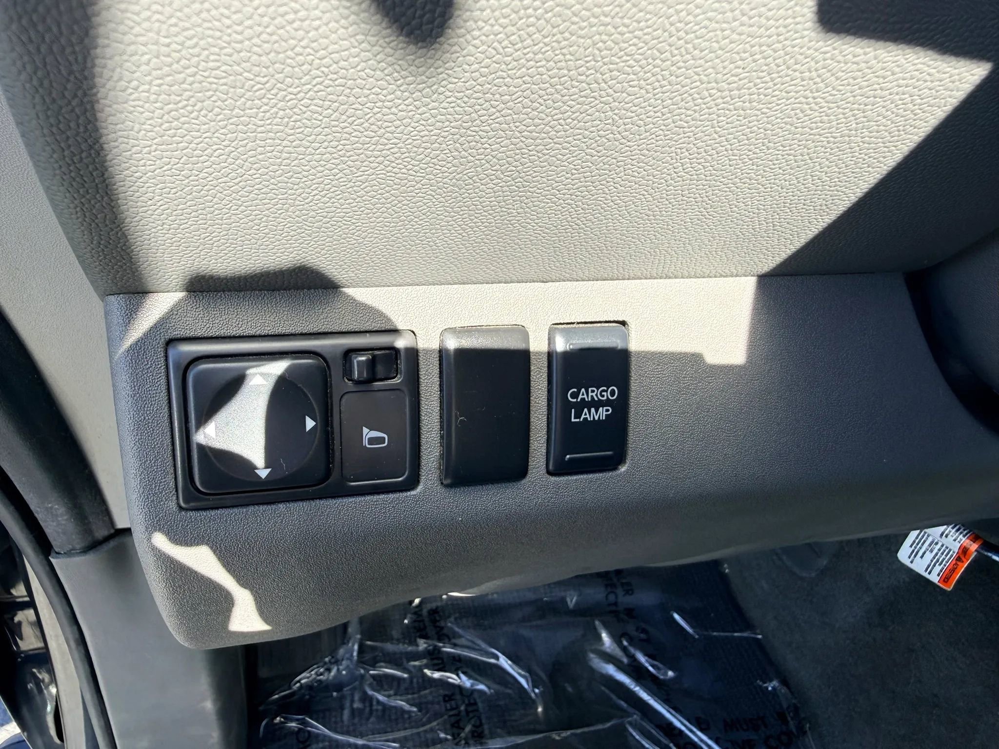 Used 2010 Nissan Frontier SE image 12