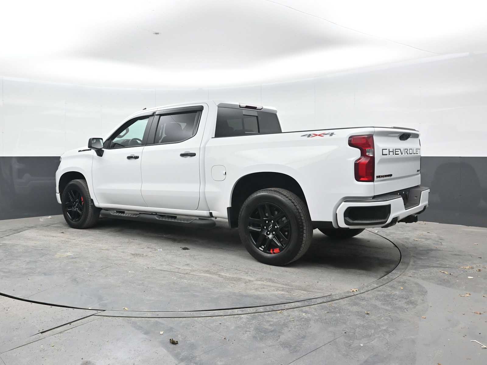 Used 2023 Chevrolet Silverado 1500 RST w/ Redline Edition AWD/4WD image 2