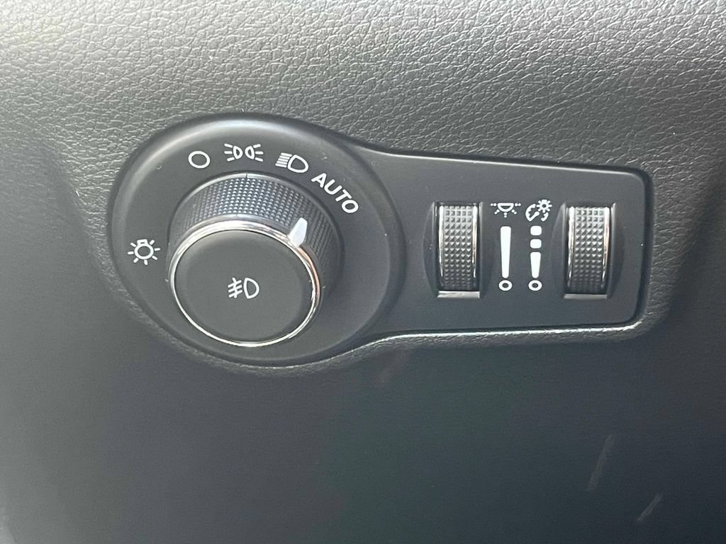 Used 2023 Jeep Compass Latitude w/ Convenience Group AWD/4WD image 17