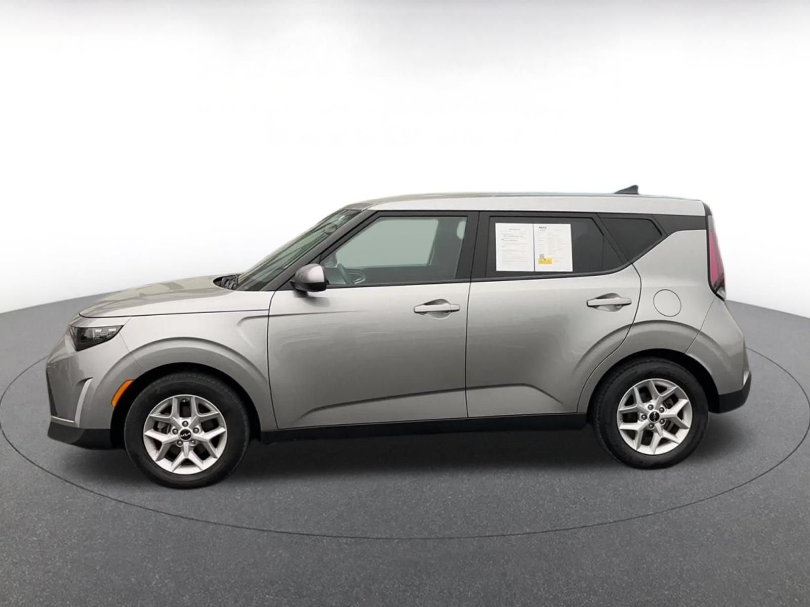 Used 2025 Kia Soul LX w/ LX Technology Package FWD image 7