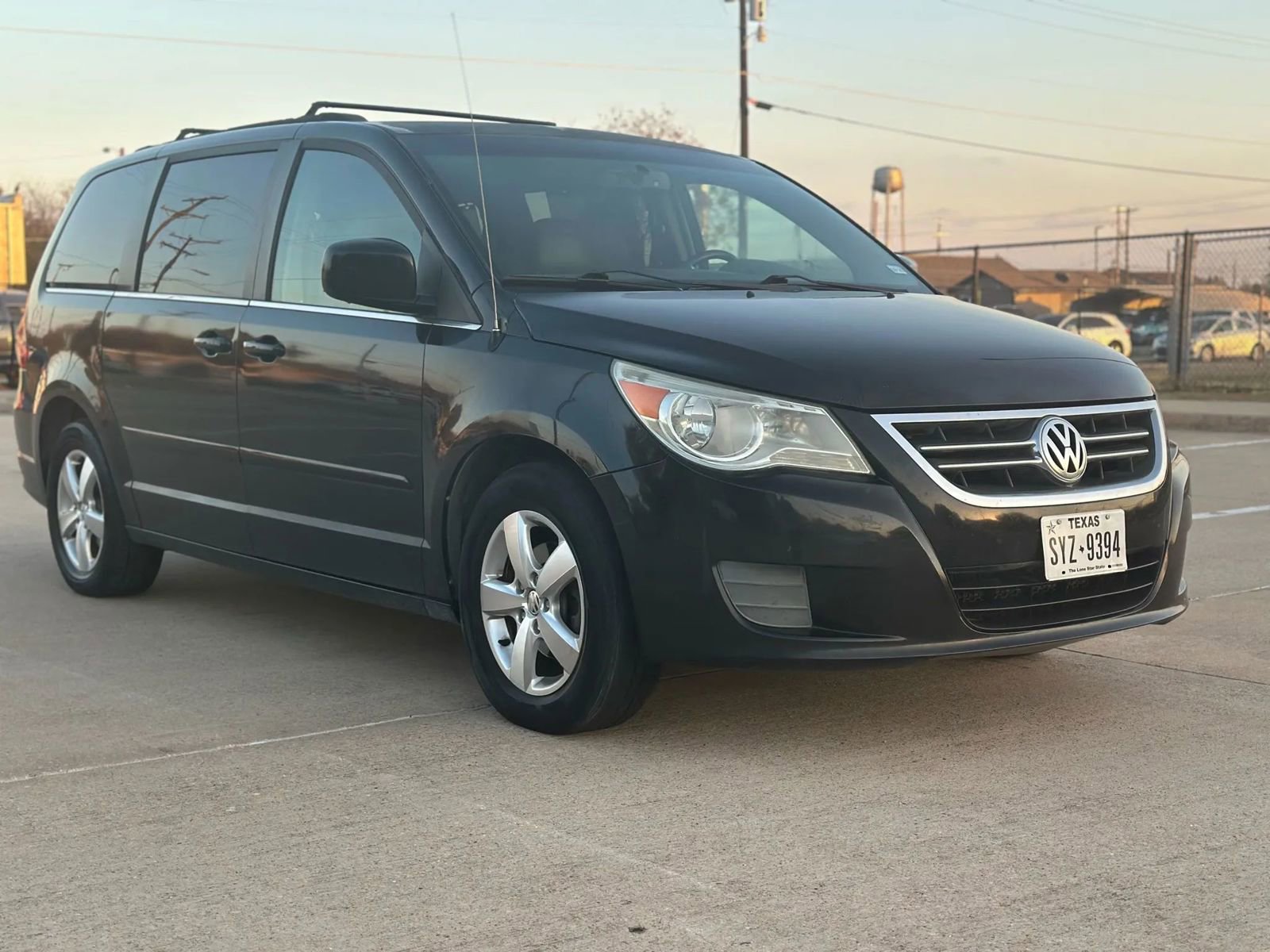 Used 2011 Volkswagen Routan SE image 3