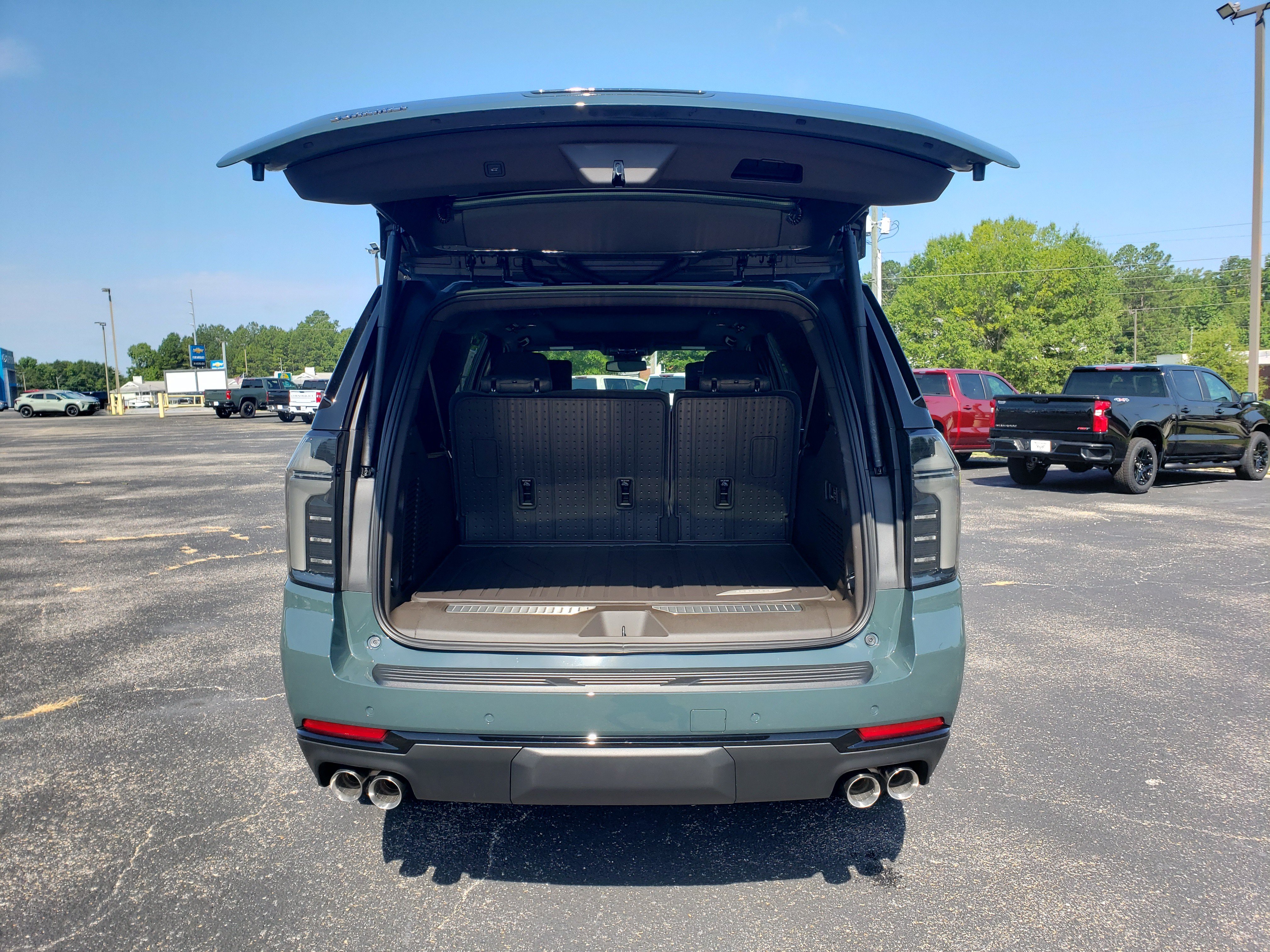 New 2026 Chevrolet Suburban Z71 w/ Z71 Off-Road Package AWD/4WD image 9