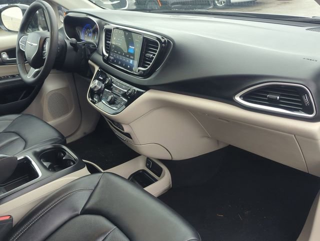 Used 2024 Chrysler Pacifica Touring-L FWD image 26