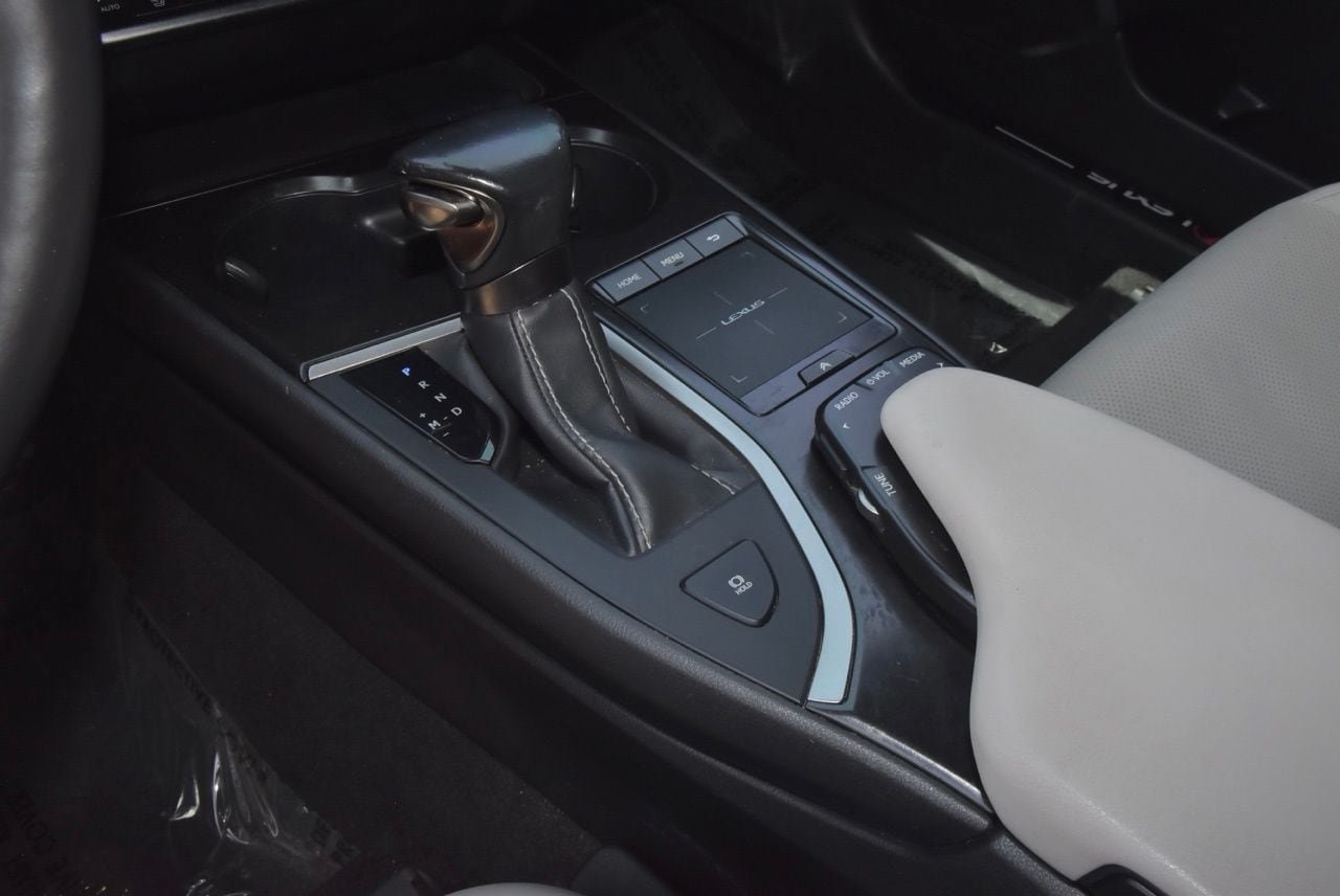 Used 2020 Lexus UX 200 w/ Premium Package FWD image 31