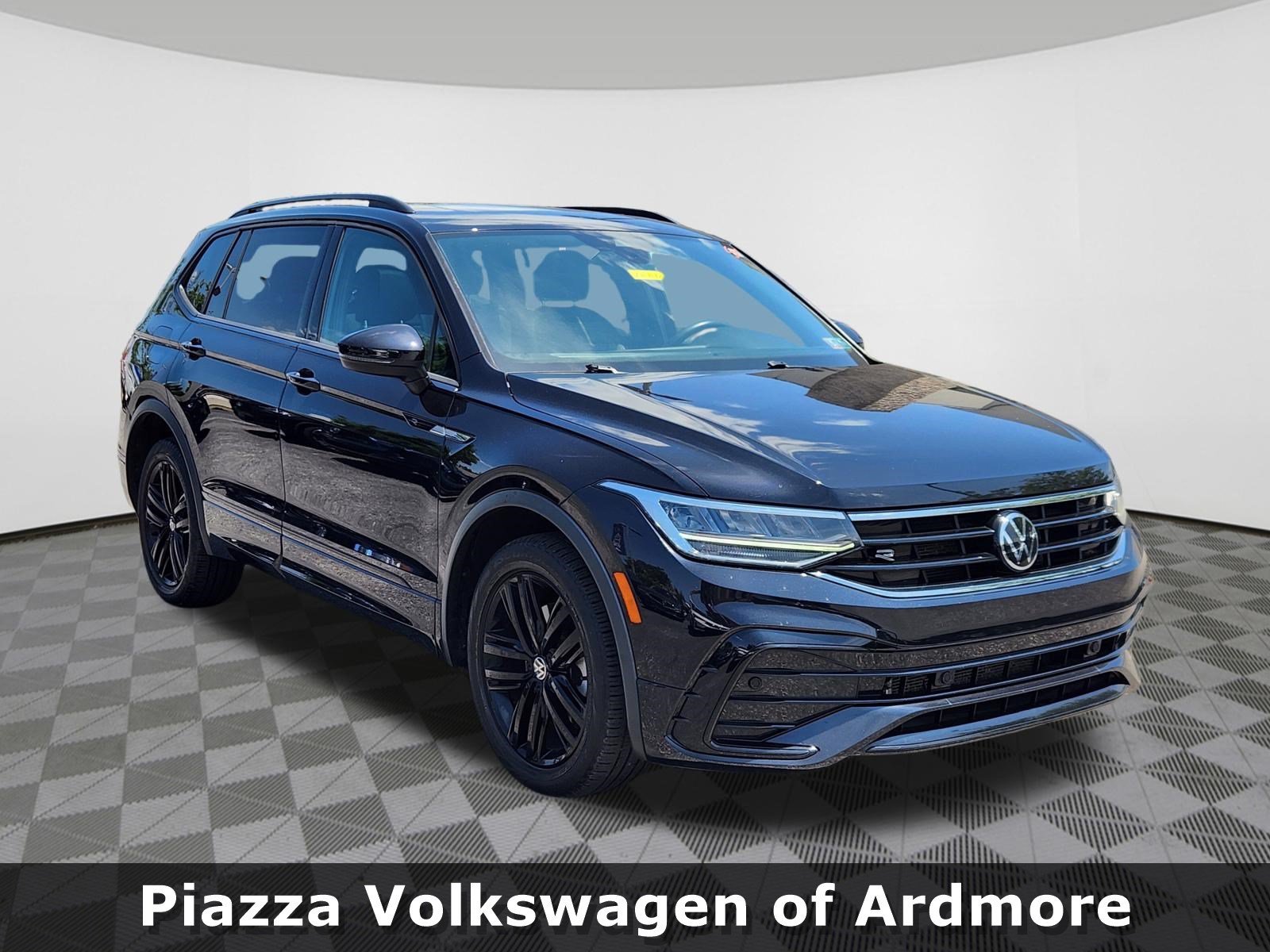 Certified 2022 Volkswagen Tiguan SE R-Line FWD image 1