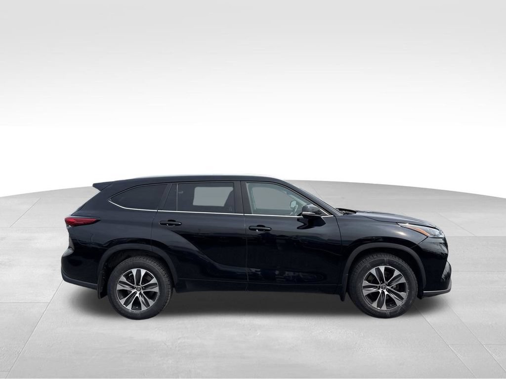 Used 2023 Toyota Highlander XLE AWD/4WD image 5