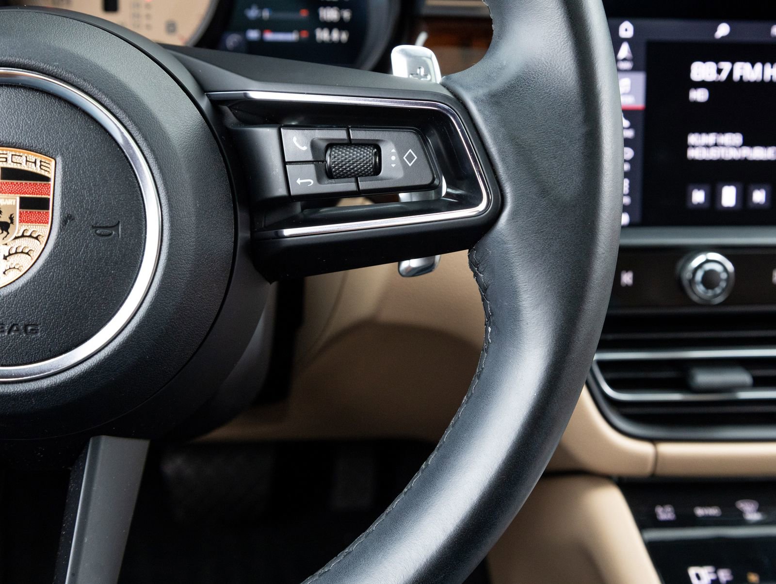 Certified 2023 Porsche Macan AWD/4WD image 16