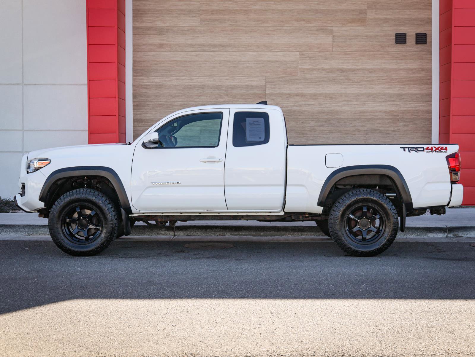 Used 2018 Toyota Tacoma TRD Off-Road w/ Technology Package image 7