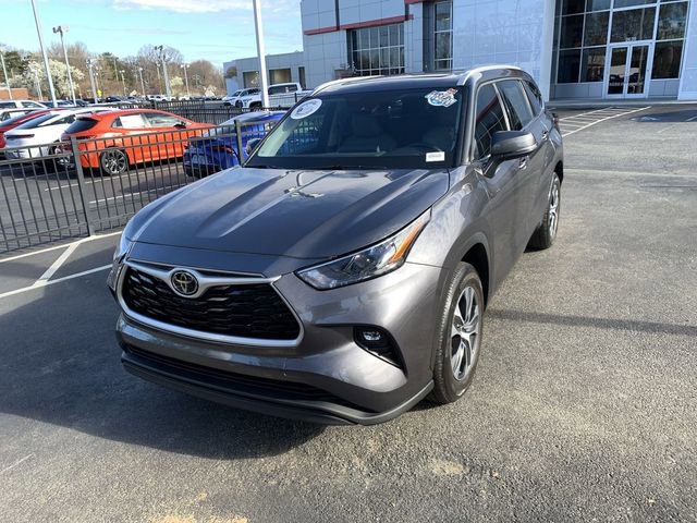 Used 2022 Toyota Highlander XLE image 1
